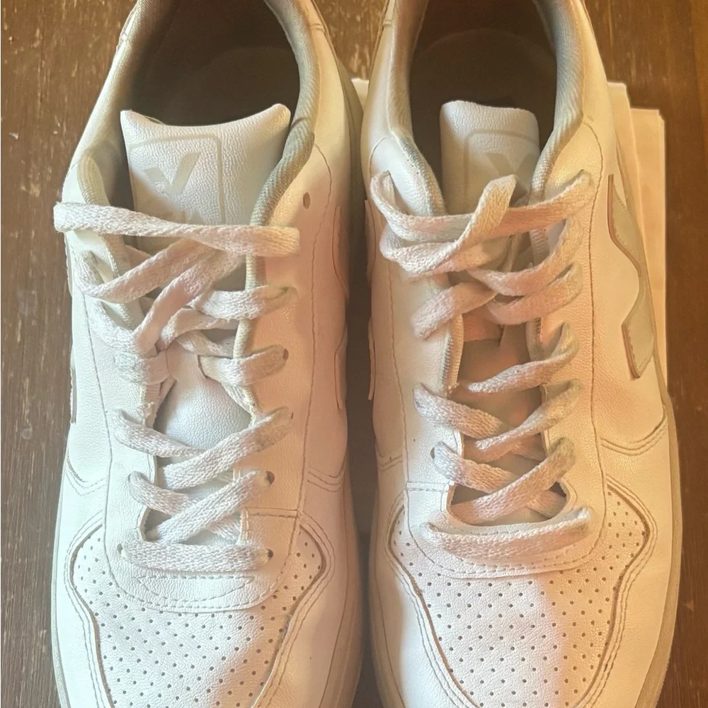 Veja White Sneakers | Size 9 - Picture 5 of 7